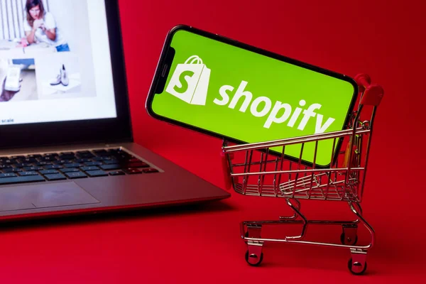 Software a medida vs plataformas SaaS: cuándo construir y cuándo comprar tienda